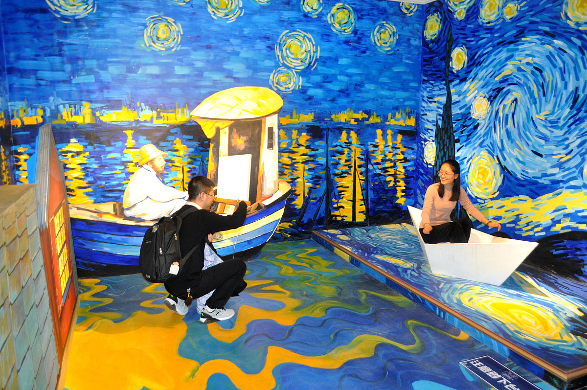 联系梵高的《星月夜》阐述光的能量与色彩之间的关系在艺术中的表达？