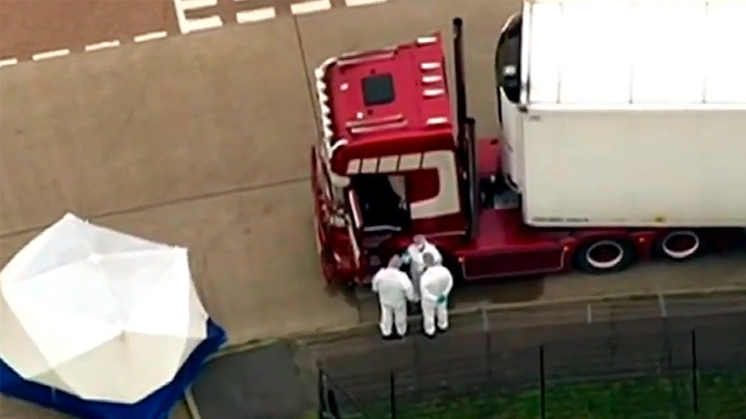 #英货车发现39具遗体# 【英媒曝光“死亡集装箱”内景象:门上全是血手印,多人衣不蔽体】据