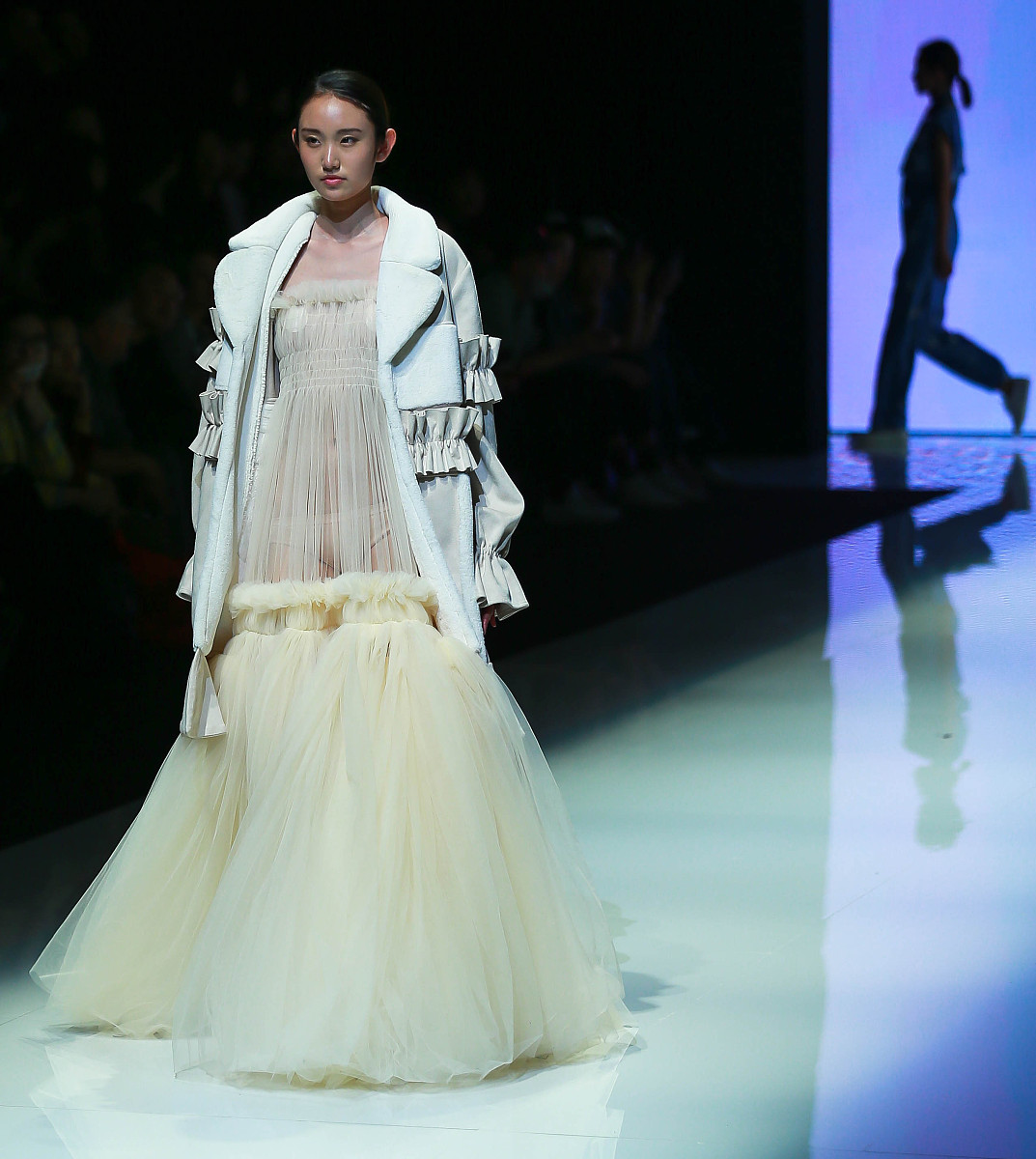 为我的创意女装毕业设计作品写一个总结