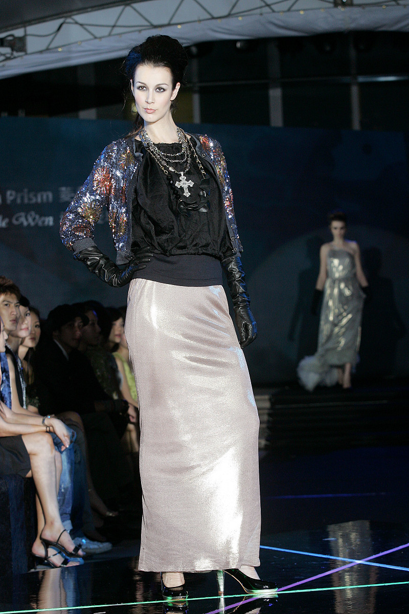 请帮我润色下列文字让它看起来更符合新闻稿的要求：4月3日晚海洋文化与法律学院召开师范认证自评报告撰写线上讨论会副院长刘利侠教授主持会议自评报告撰写小组成员出席。 会议上各小组负责人从培养目标、毕业要求、课程与教学、合作与实践、师资队伍支持条件、质量保障和学生发展八个角度梳理了自评报告撰写工作的进展和遇到的困难。自评报告撰写小组成员热烈讨论集思广益提出了修改和完善建议。 本次会议明确了自评报告的改进