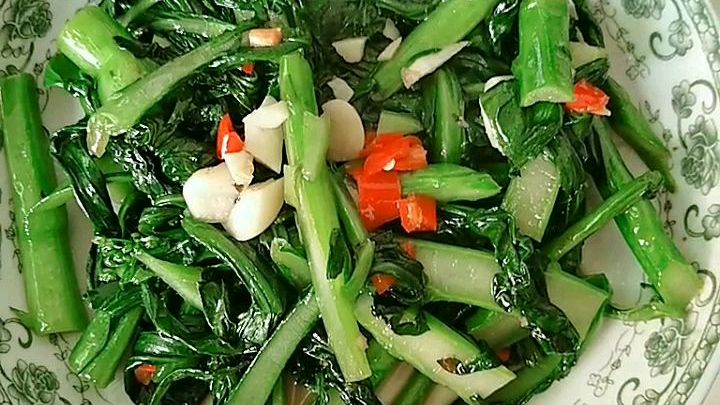 唐大姐教你2分钟炒蒜蓉菜心,菜心翠绿不老,香嫩爽口。