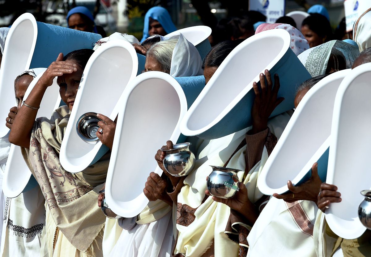 重新描述这段话：每个测区必须至少有3个水准基点这才能符合相关规范的要求。在选择水准基点时需要综合考虑它们的稳定性、长期性和使用方便性。此外为了确保测量结果的准确性和可靠性需要避免在沉降区内选择基点