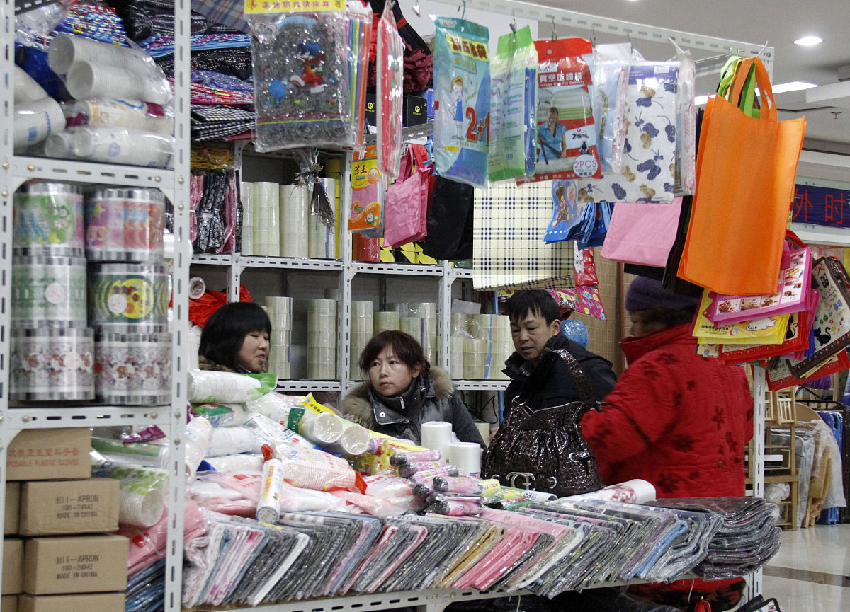 2011年3月1日,南京,顾客在一家集贸市场选购日用品.+++_+++cpi,通货膨