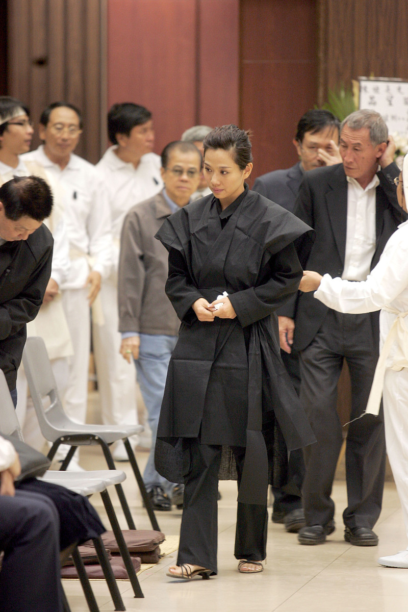 2006年12月11日,香港,陈松龄父亲逝世,在红磡万国殡仪馆设置灵堂让亲