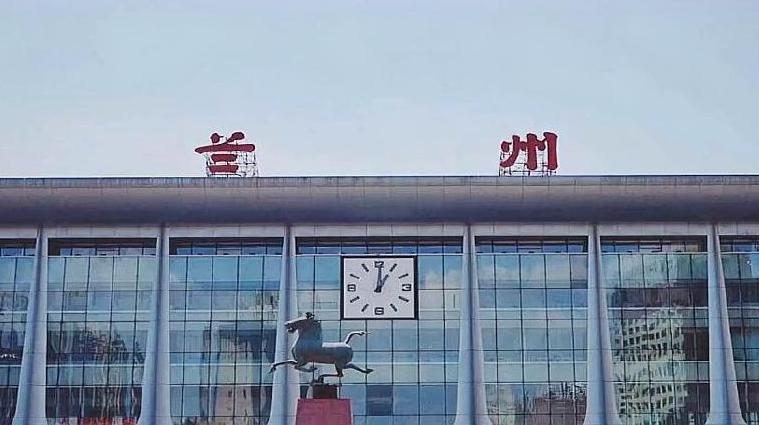 中国火车站唯一的“错别字”,60多年无人修改,小学生一眼就看出
