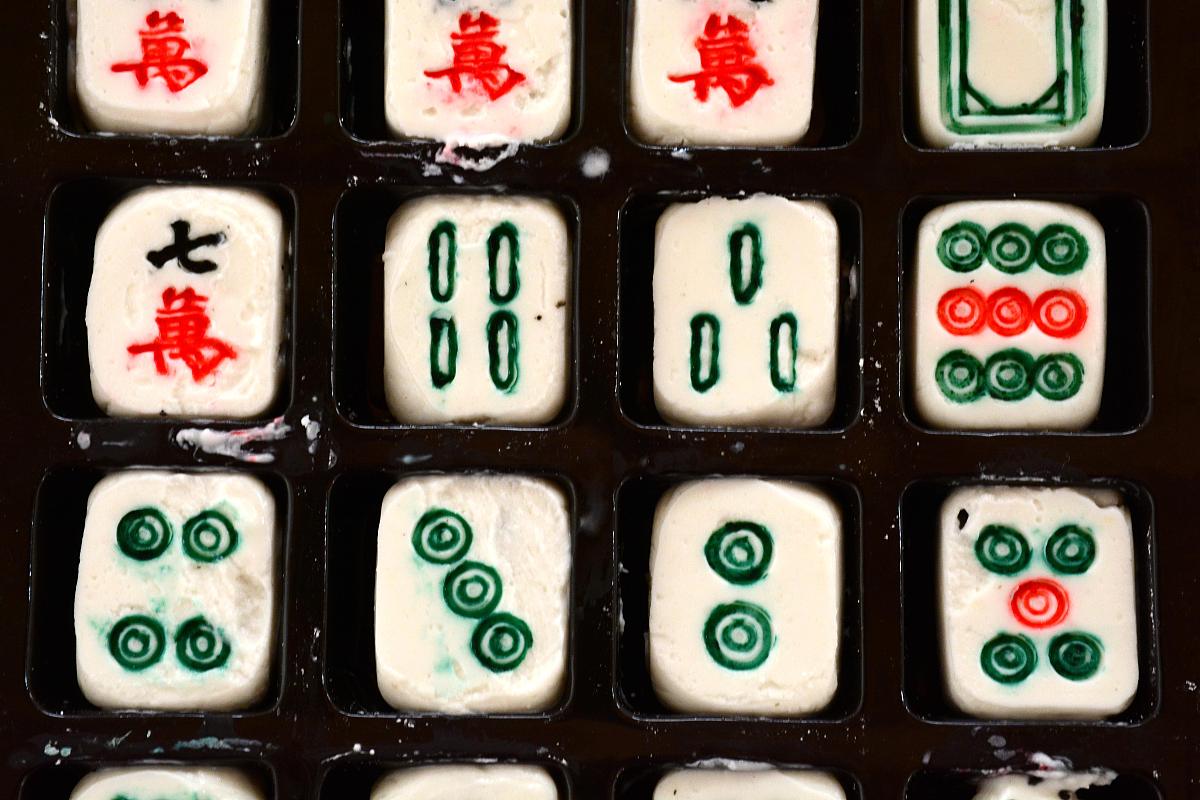 甲方：一对6一对5一对4 乙方双王一对5一对3和单4 乙方先出牌条件是对6大于对5大于对4 不能出顺子双王可以当炸弹乙方先出牌的情况下怎么出牌可以赢下这句