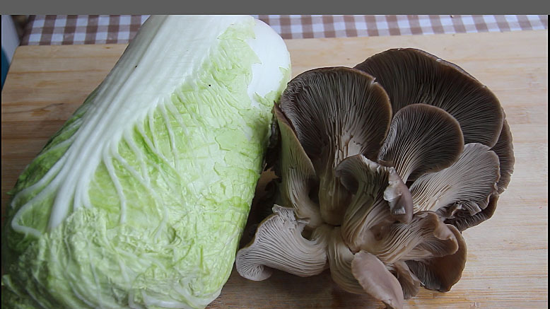 白菜平菇一起做原来这么好吃,几块钱成本,过年上桌比肉都吃得快