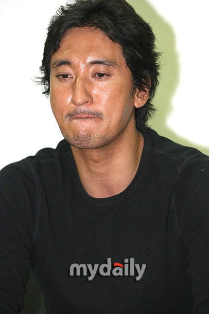 2009年9月27日,韩国,在本月24日曝出殴打经纪人丑闻的韩国演员申贤俊