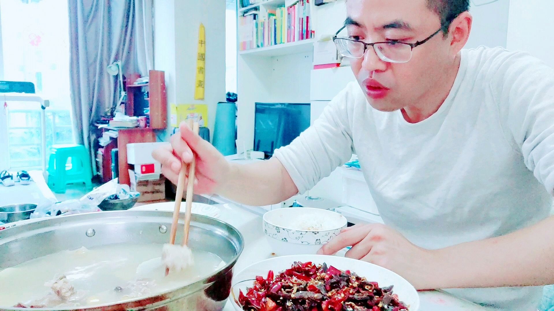 一袋排骨,一包竹笋,炖一大盆汤,蘸料配骨头,啃得过瘾