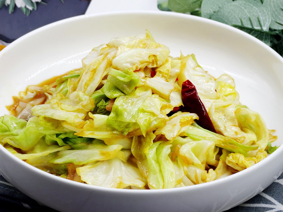 手撕包菜制作教程：简单易学，营养美味