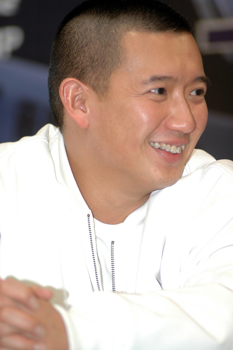 2005年4月10日,电影《头文字d》一干明星在上海嘉定f1赛场全体亮相.杜