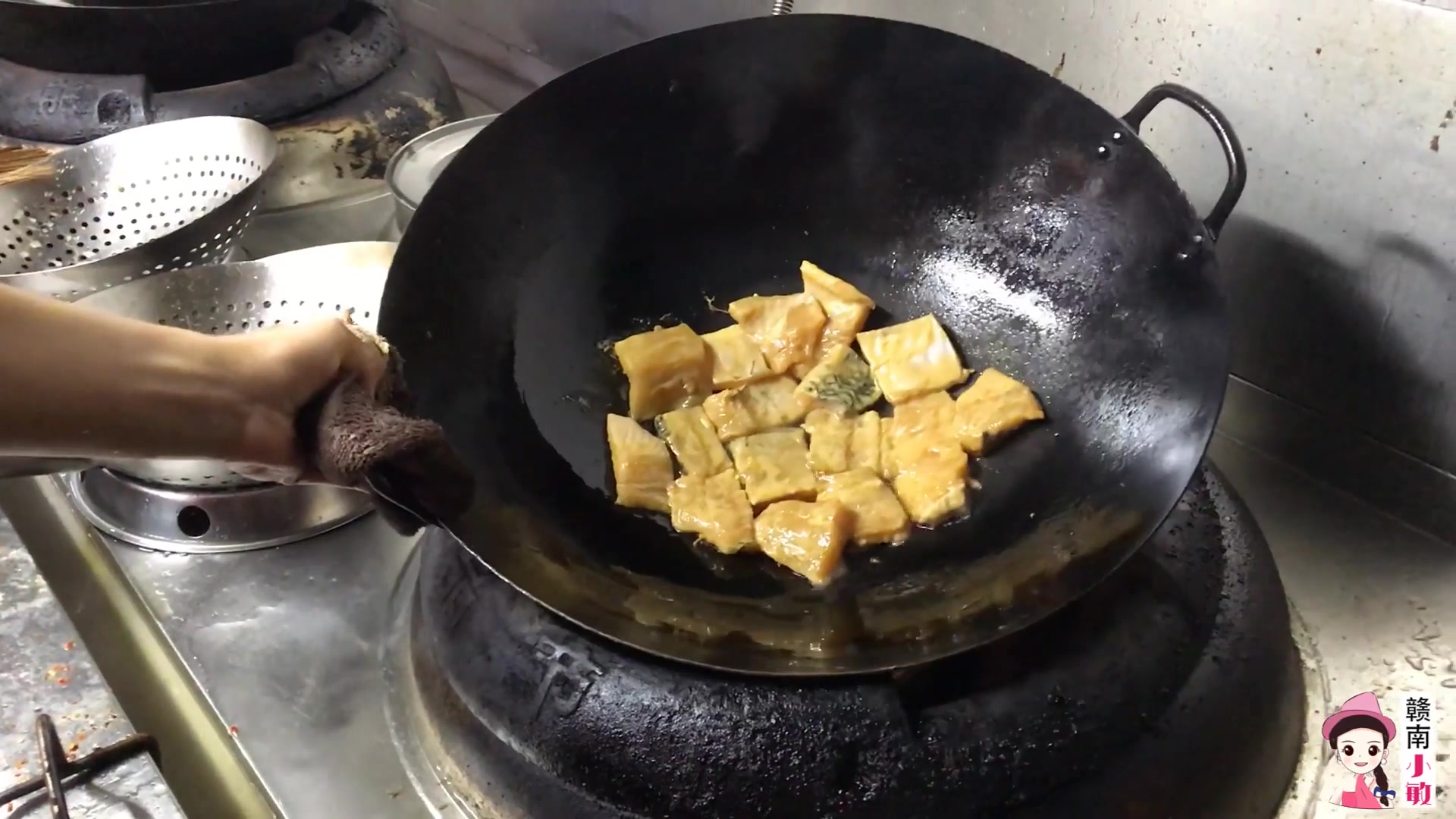 炒菜3年的饭店大厨,让他做个小炒鱼,看看这厨艺值多少钱一个月