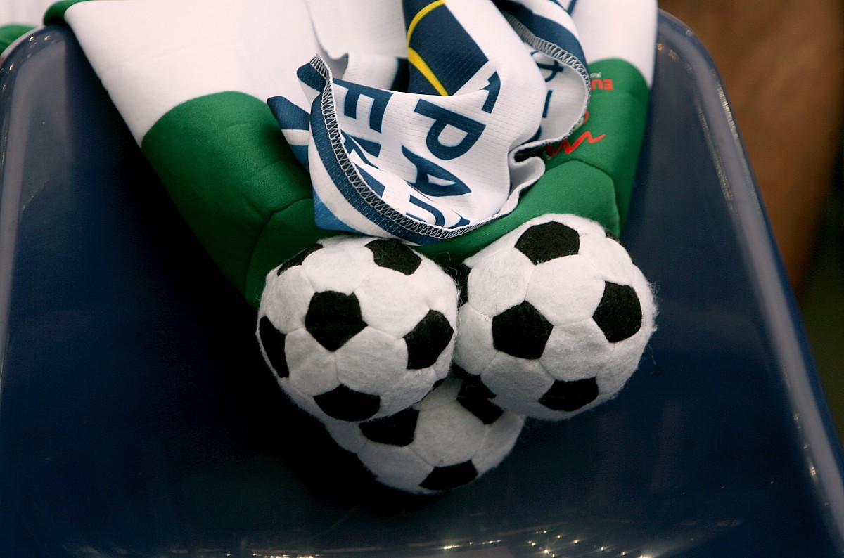 balls on the top of a hat hang over a chair.+++_+++足球,欧洲杯,