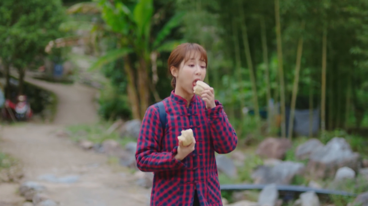 杨紫太接地气,身穿花棉袄手捧窝窝头,导演:剧组太穷了!