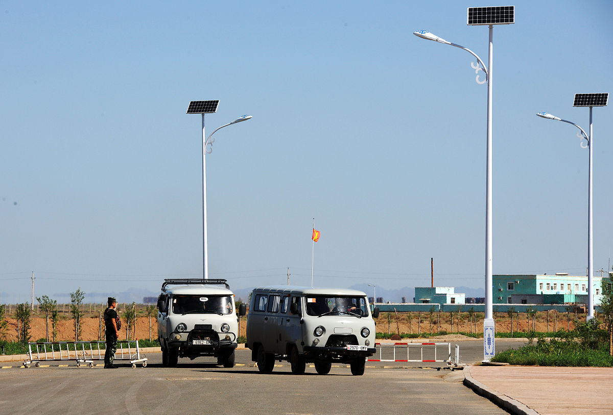 大客车和小客车座位数计算：数学问题解答