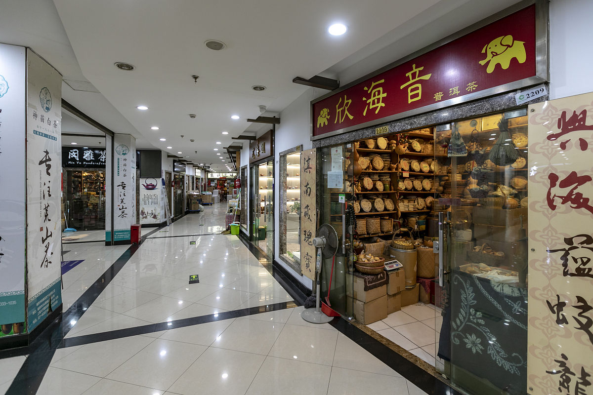 芳村茶业片区有大大小小约20多个茶叶市场不同园区的物业存在较大差距主要受到地段、物业条件和设施配套等因素的影响。例如与我园区相邻的古桥茶街占地面积较大规划了大型停车场提供了完善的配套设施商铺、仓库层高超4米空间充足且仓储条件良好因此其在茶业圈内知名度较高。而广物茶叶园的商铺、仓库层高只有3米有余有阁楼商铺层高约4米园区内只配备了二十多个公共停车位停车不太方便竞争力较弱。换个说法