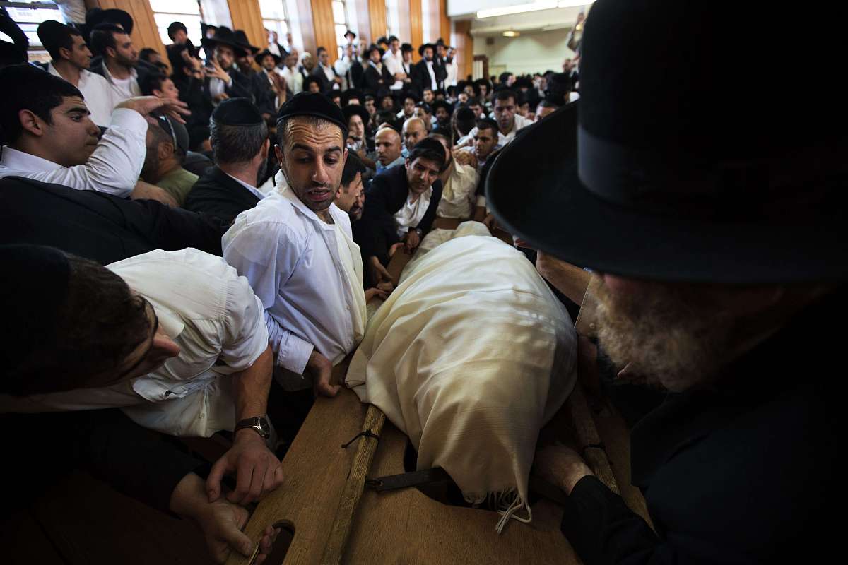 在战争中巫师们所展现出的强大韧性和不可预测性让他们成为了战争中的重要角色。扩写上面这段话 在战争中巫师们所展现出的强大韧性和不可预测性让他们成为了战争中的重要角色。扩写上面这段话