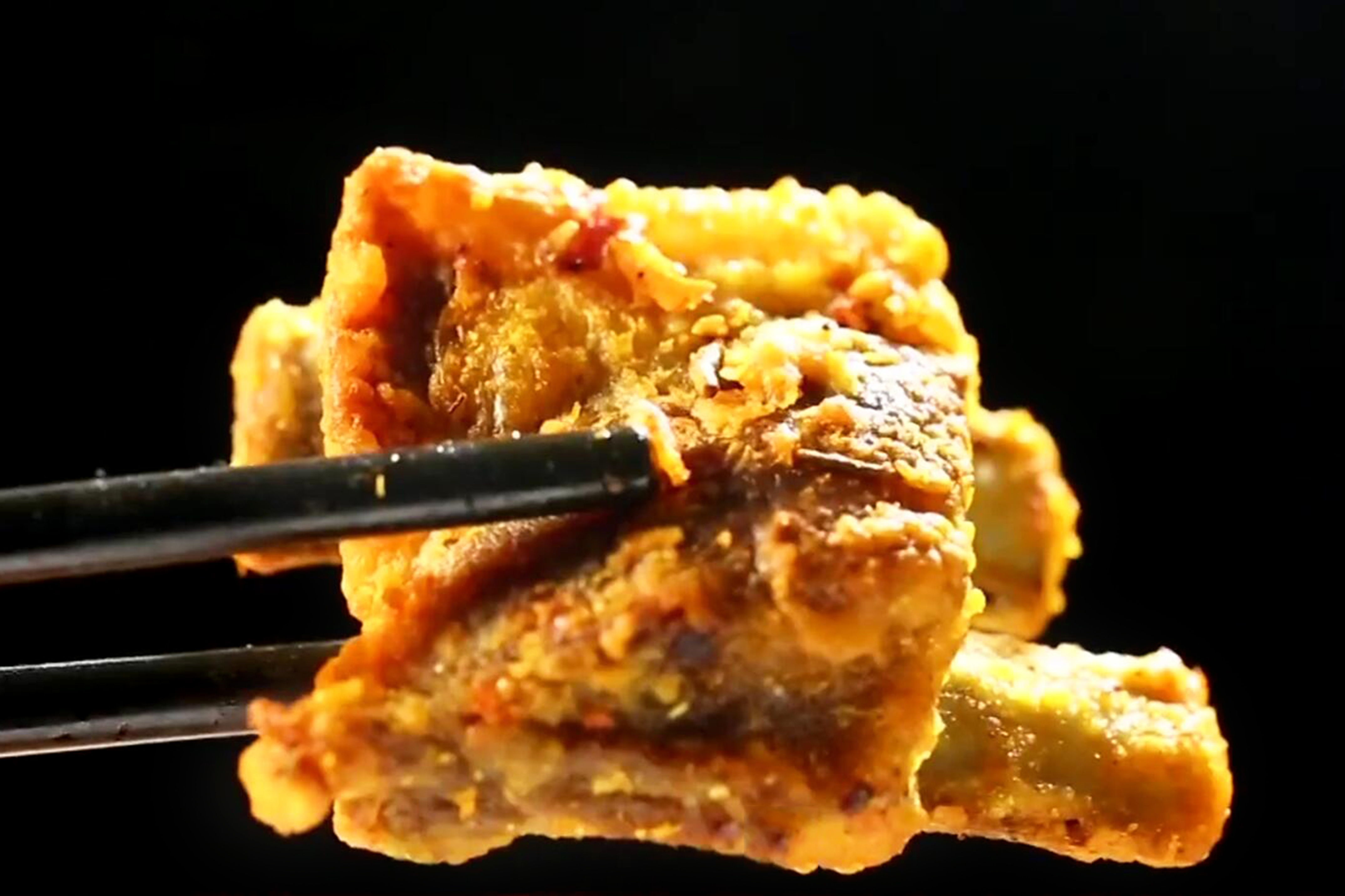 朋友聚会大餐,大厨教你3步完成“孜然脆椒小羊排”,干香酥脆