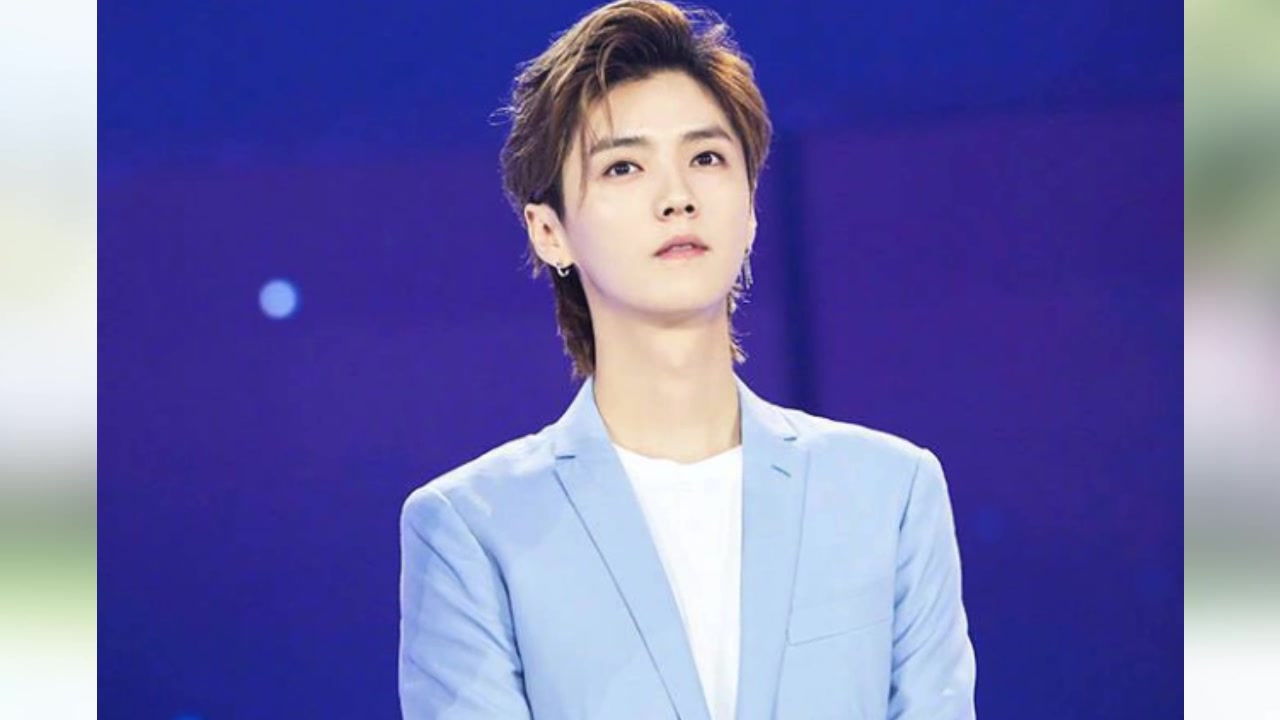 鹿晗换新发型留鲻鱼头 穿蓝色西装脸庞清秀引网友狂赞