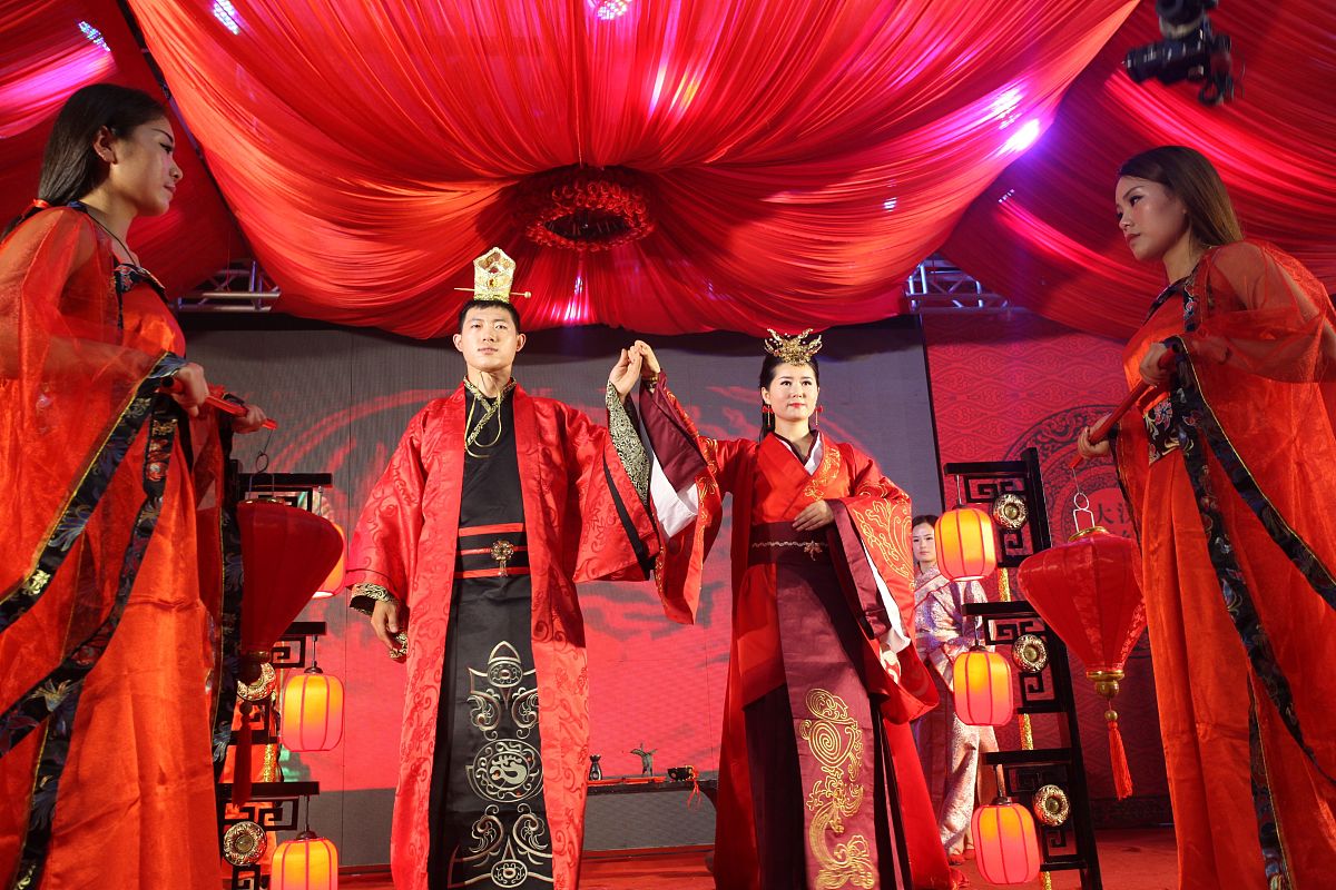 一个作家帮我写一段女主角得知自己有婚约的片段背景是古代