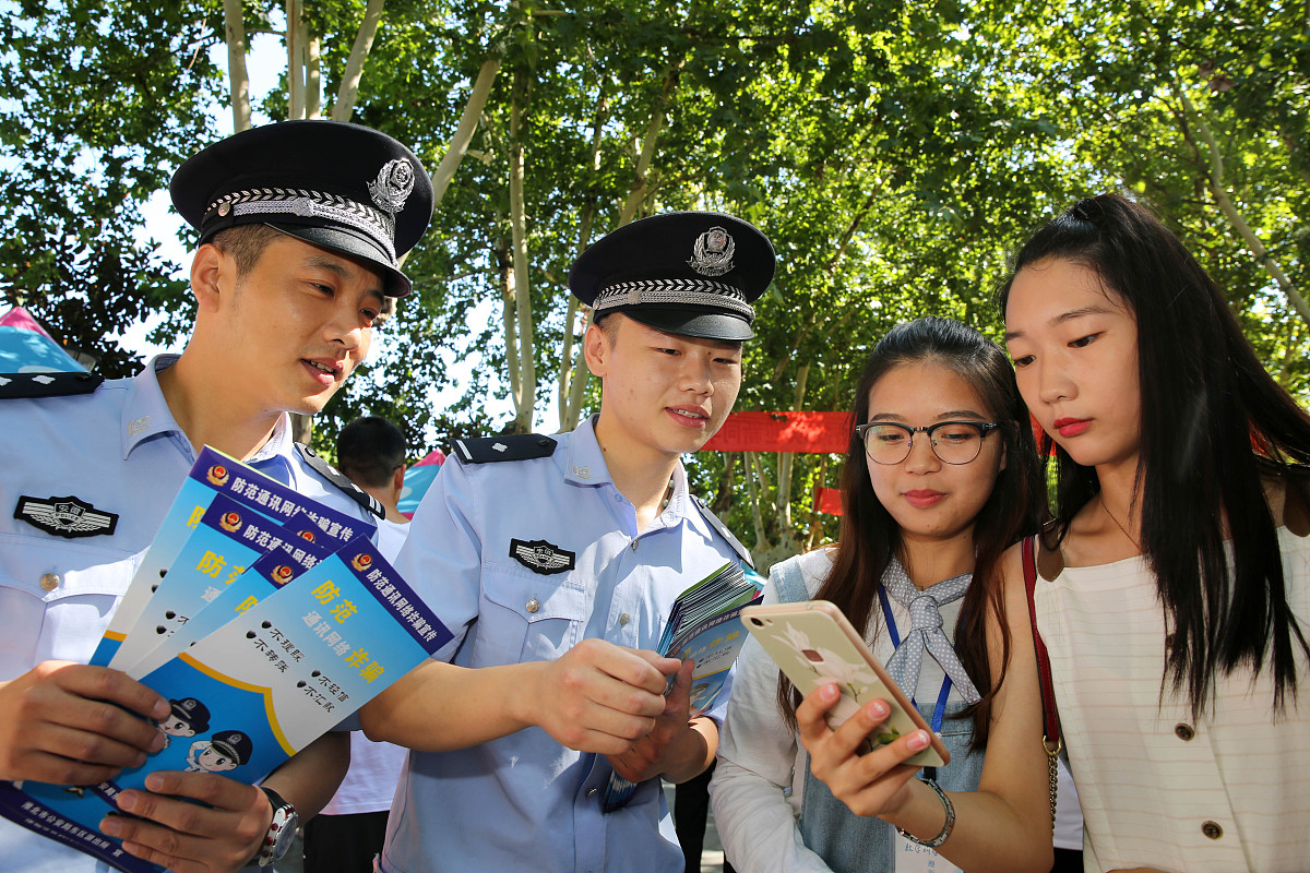 出来后拿手机警察说还要找谈话是什么意思