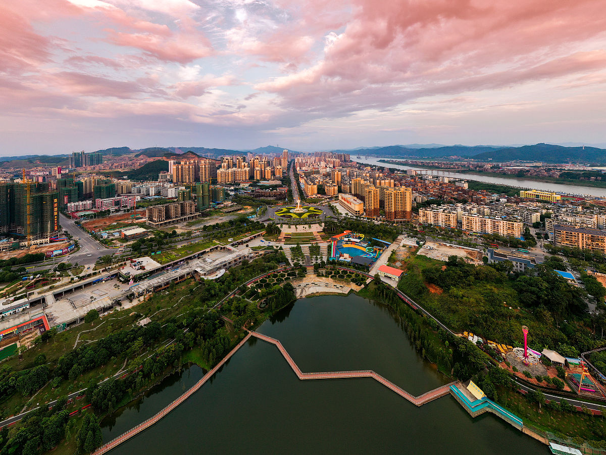 2019年09月04日,傍晚航拍于广西梧州市红岭区玫瑰湖景色.