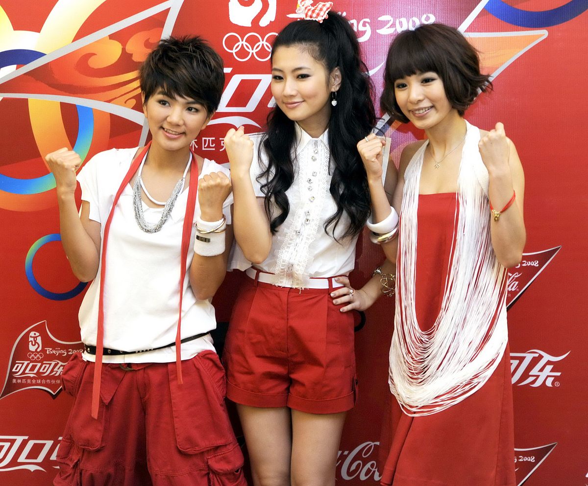 2008年8月7日,北京,she在北京奥运圣火北京第二天传递结束后演绎了可