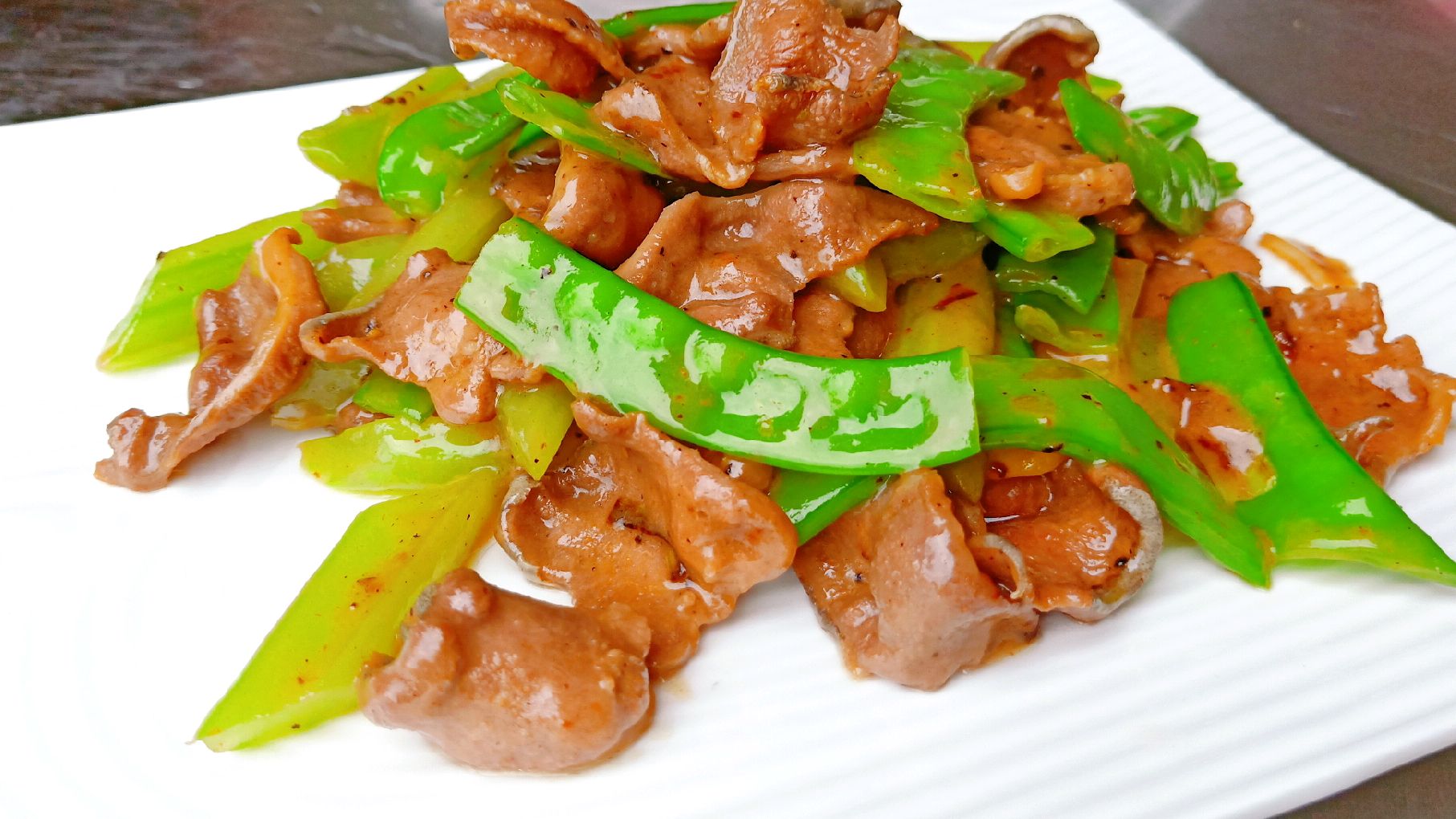 广东招牌菜“荷芹黑椒炒牛舌”经过粤菜大厨炒出来的牛舌美味极
