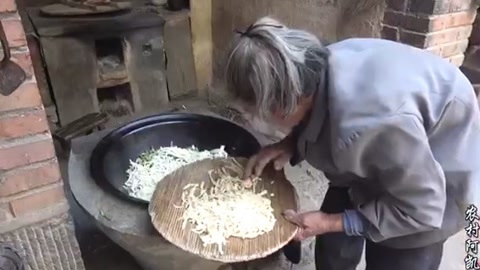 面条上浇油,奶奶这大锅炉面真不错