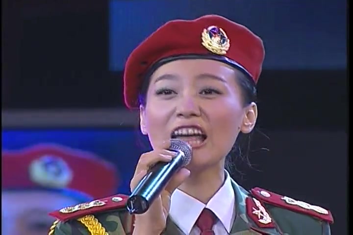 [图]谭晶最俏皮可爱的一面,甜美演唱《女兵走在大街上》,太好听了!