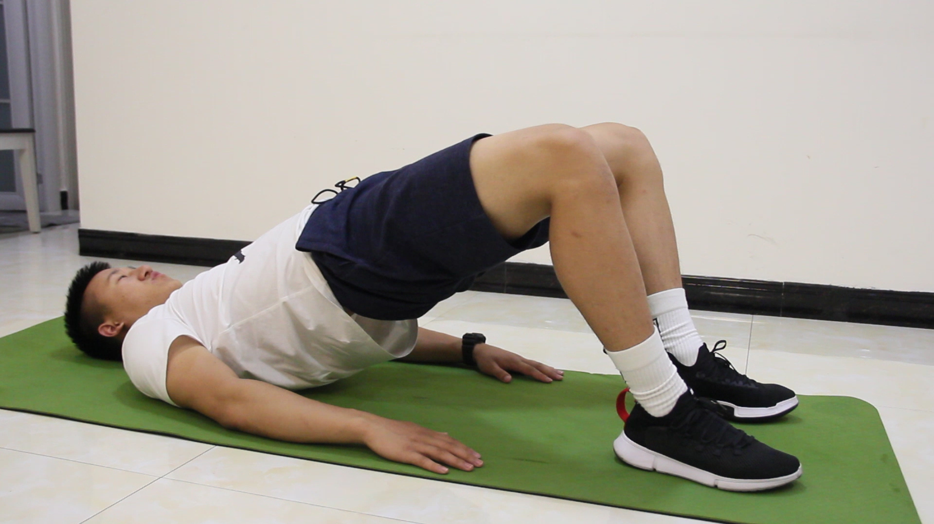 躺着就可以完成的动作,改善臀部下垂扁平,轻松拥有翘臀大长腿