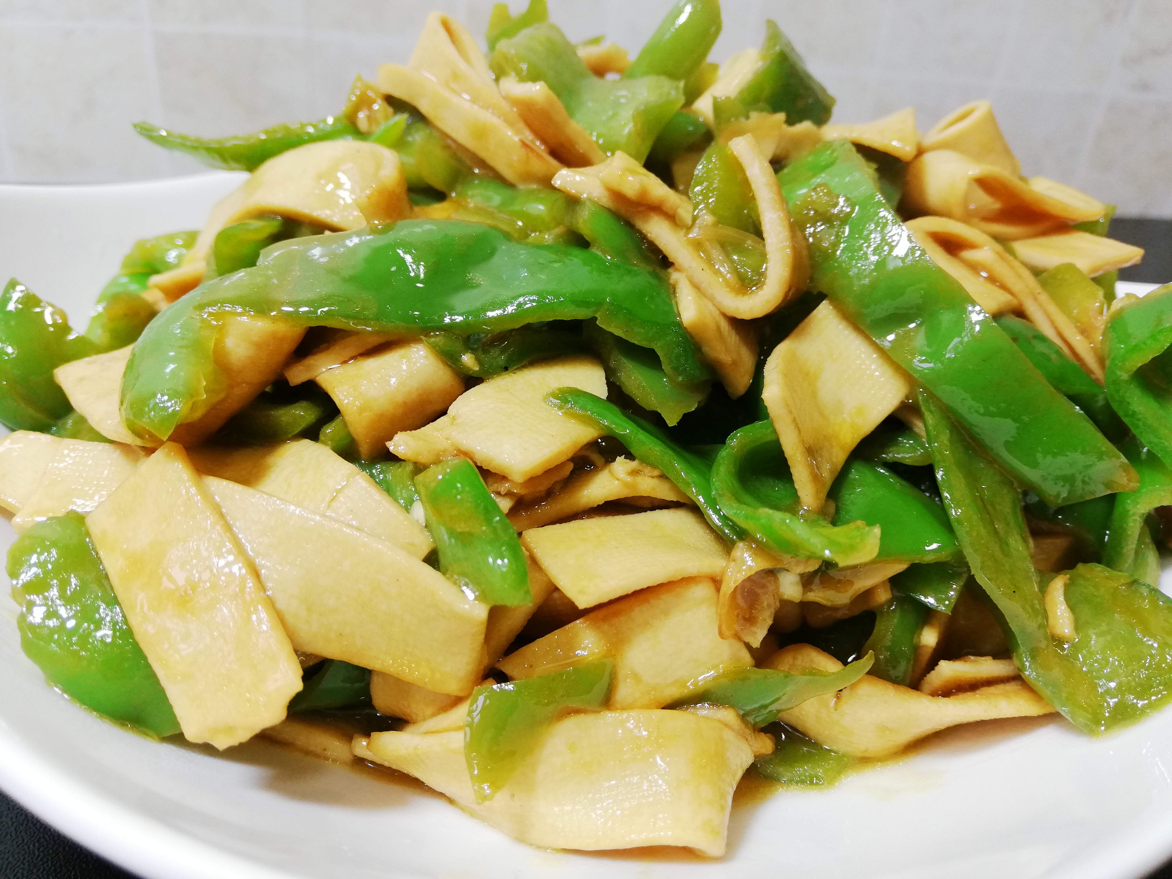 青椒炒干豆腐这样做,东北小伙直夸太好吃了,天天吃都不腻