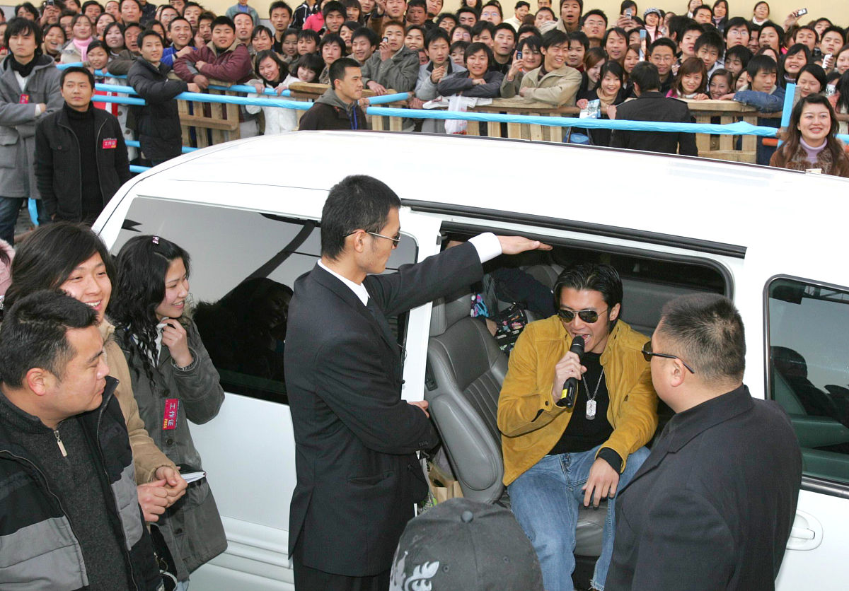 2006年1月9日,香港歌星谢霆锋来到武汉宣传最新专辑《释放》,歌迷排成