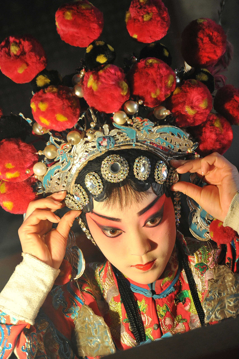 2015年03月28日,山西运城,新绛县有四个蒲剧团在分别送戏下乡演出中.*