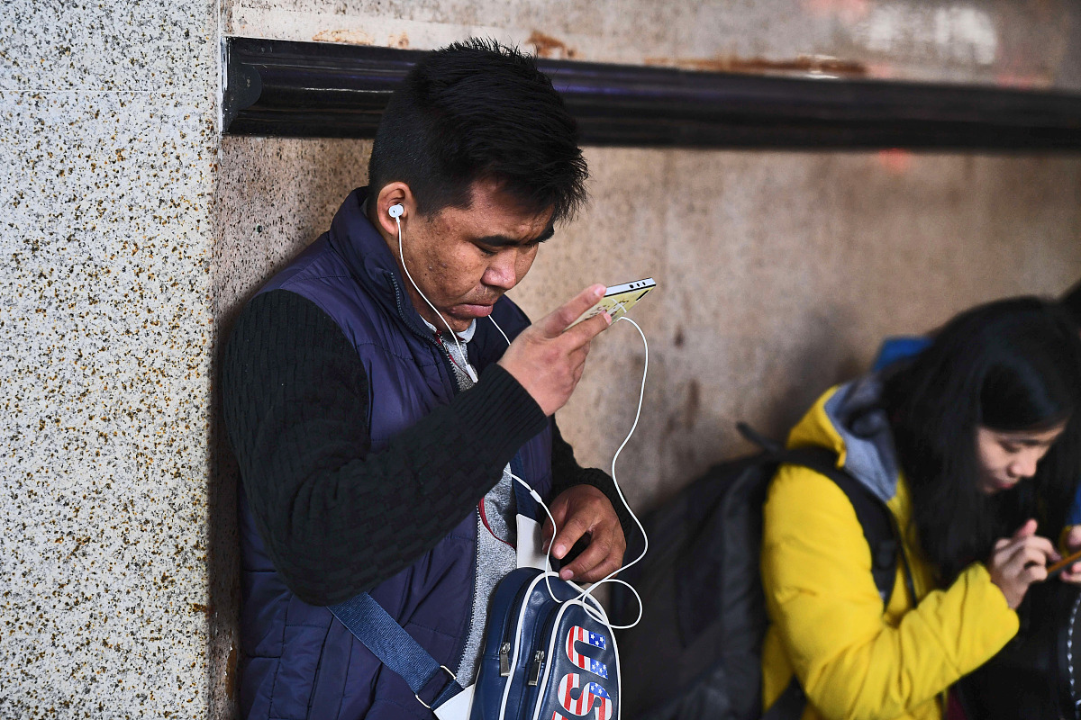 三四十岁的聋哑男子幸幸苦苦捡的啤酒 瓶被其他人抢走他号啕大哭你认为 他真的只是在哭他的啤酒被抢走了吗？