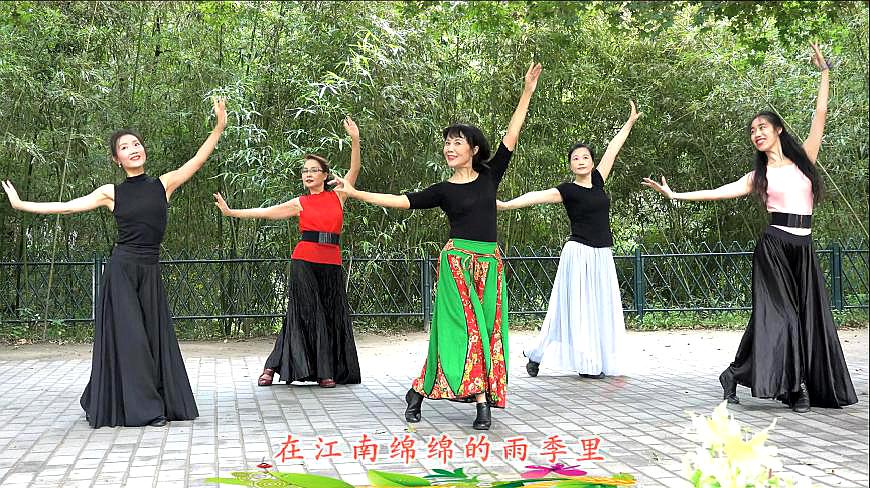 紫竹院舞蹈《江南雨》,人美舞美,自然的美,清新的美!