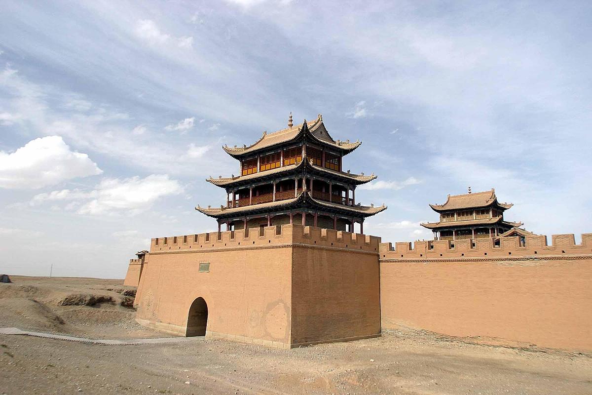 帮我设计一条去甘肃三天两晚的旅游路线内容包括线路介绍、可行性分析、市场环境及分析、主要景点介绍、行程安排、营销渠道、预算费用。