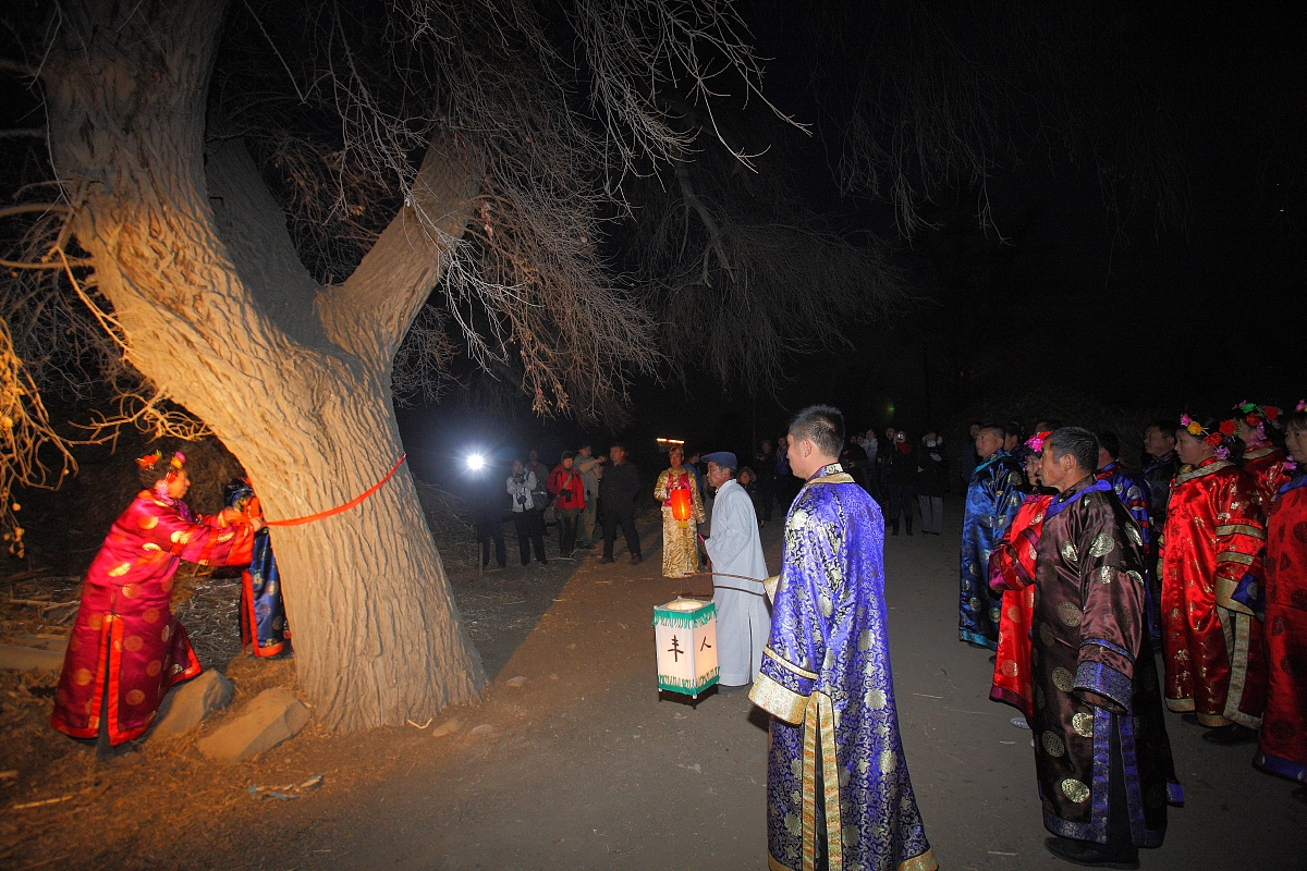 ***_***2011年1月13日,牡丹江小依兰岗村,满族祭祖,晚上祭拜神树