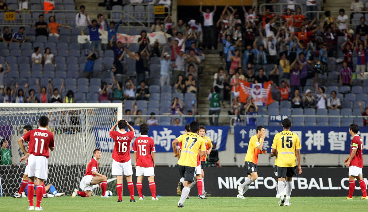 法兰克福官方宣布镰田大地决定不和俱乐部续约这名26岁的日本攻击手今夏将以自由身离队。2017年夏天镰田大地从鸟栖砂岩加盟法兰克福。2018-19赛季这名日本国脚曾被租借至比利时甲级联赛球队圣图尔登他在那里取得了巨大突破。迄今为止镰田大地为法兰克福在各项赛事中出战170场比赛打进37球并送出31次助攻。在德甲赛场上他出战119场比赛打进18球并送出27次助攻。欧战是他大放异彩的舞台在参加的38场欧战