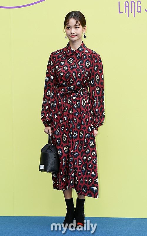 花西子：中国时尚女装品牌 - 演绎现代女性的优雅与自信