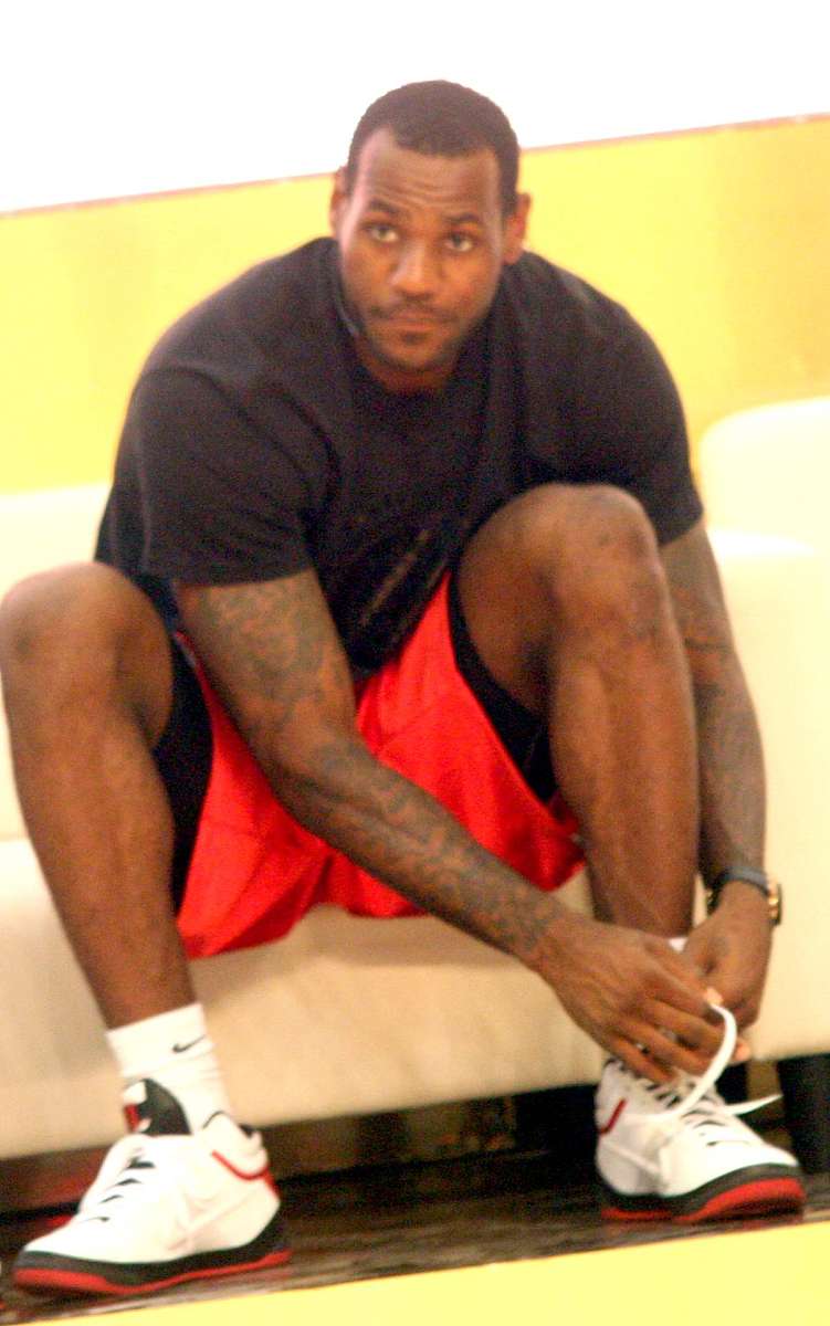 激情四溢！[队名1]对决[队名2]，篮球赛点燃全场！