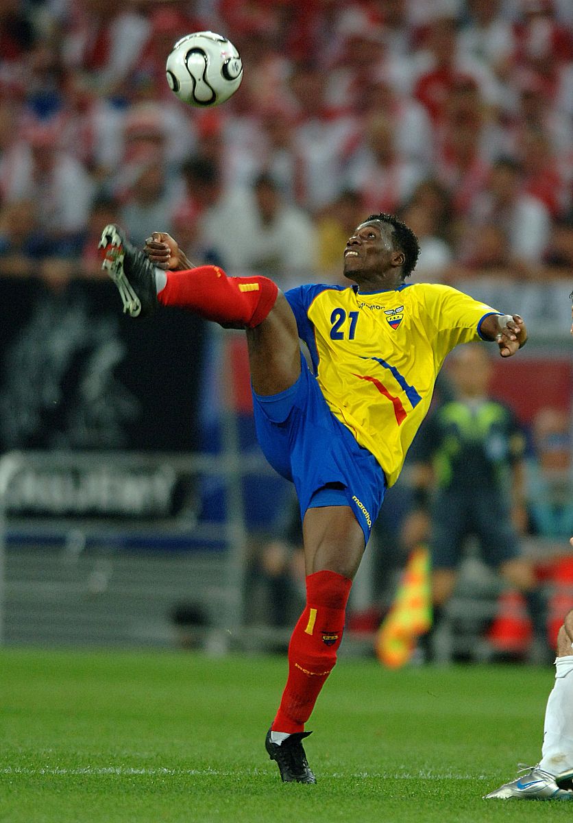 carlos tenorio, ecuador tries to control a high ball+++_+++世界