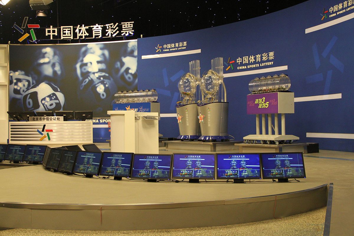 2015年8月3日,北京,体彩超级大乐透开奖现场.***_***2015年8月3日,北