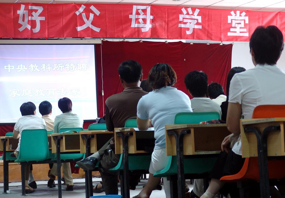 用第一人称写一篇2000字的中学生家长进学校的感受要体现一定的文学素养
