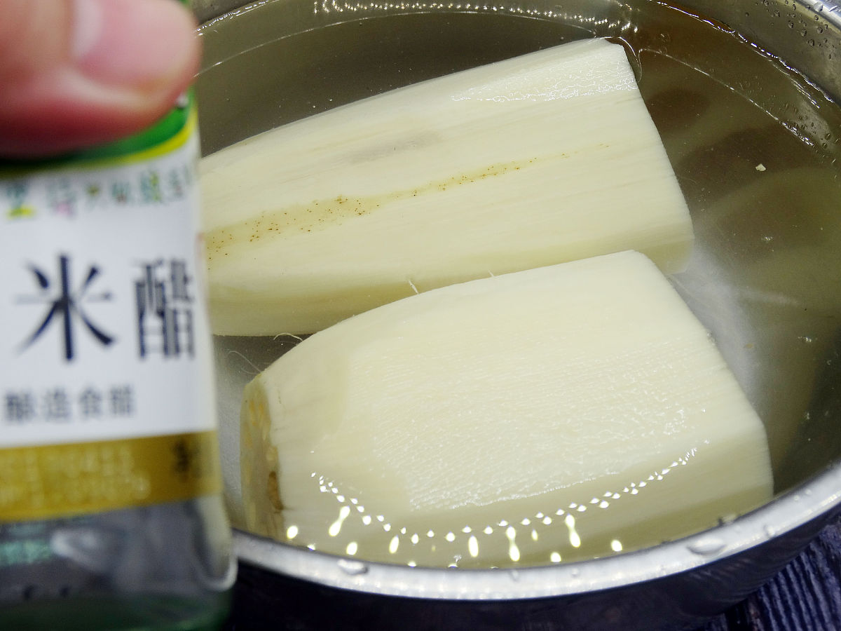图为莲藕炝拌秋葵的制作过程 莲藕去外皮洗净,先从中间切一半,放入加