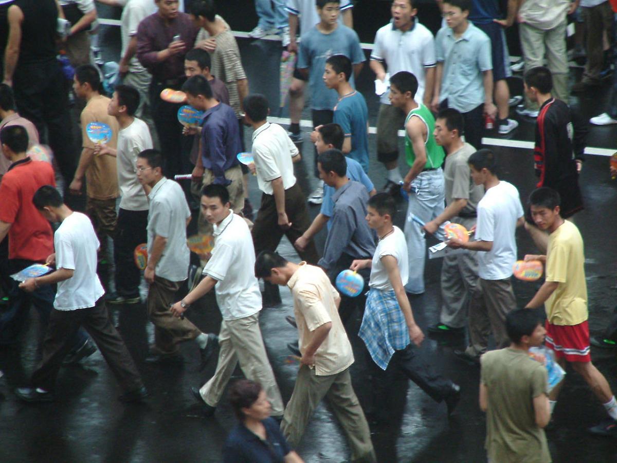 2023 横店插队事件：就业压力与社会秩序的反思