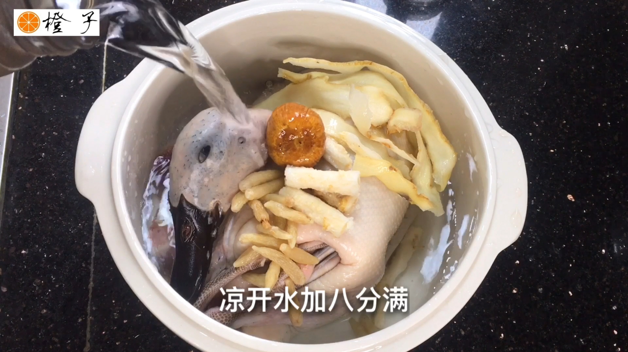 每到秋冬交替，我家最爱煲这盅水鸭汤，下料简单营养又美味