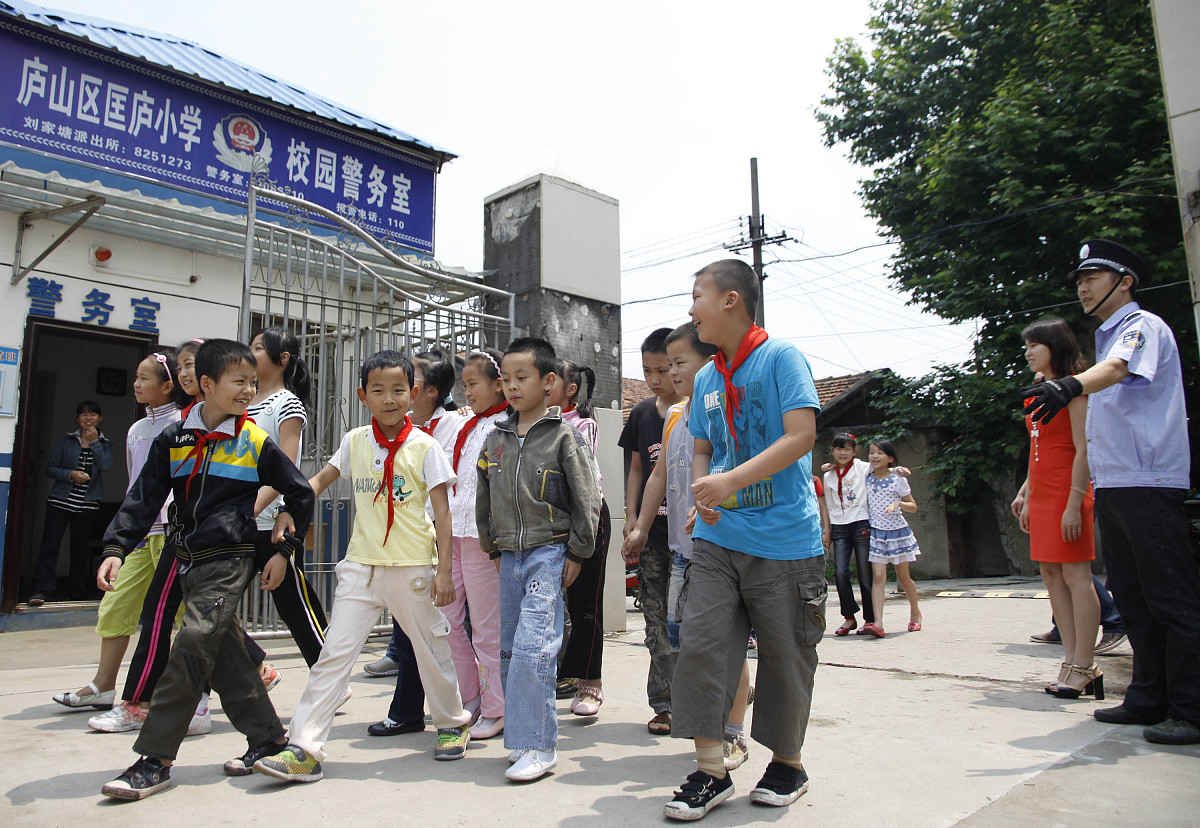 请结合下面的教育局工作方案制定一份学校的对应的工作方案要求要详尽符合应用文写作特点。蓝山县教育局关于深入开展夏季治安打击整治行动暨飓风行动工作实施方案 为进一步配合县政法机关强化社会面管控严厉打击整治群众反映强烈的违法犯罪和社会治安突出问题维护蓝山社会大局和治安秩序根据《蓝山县关于深入开展夏季治安打击整治行动暨飓风行动工作方案》要求结合教育系统工作职责和工作实际特制定此方案。 一、