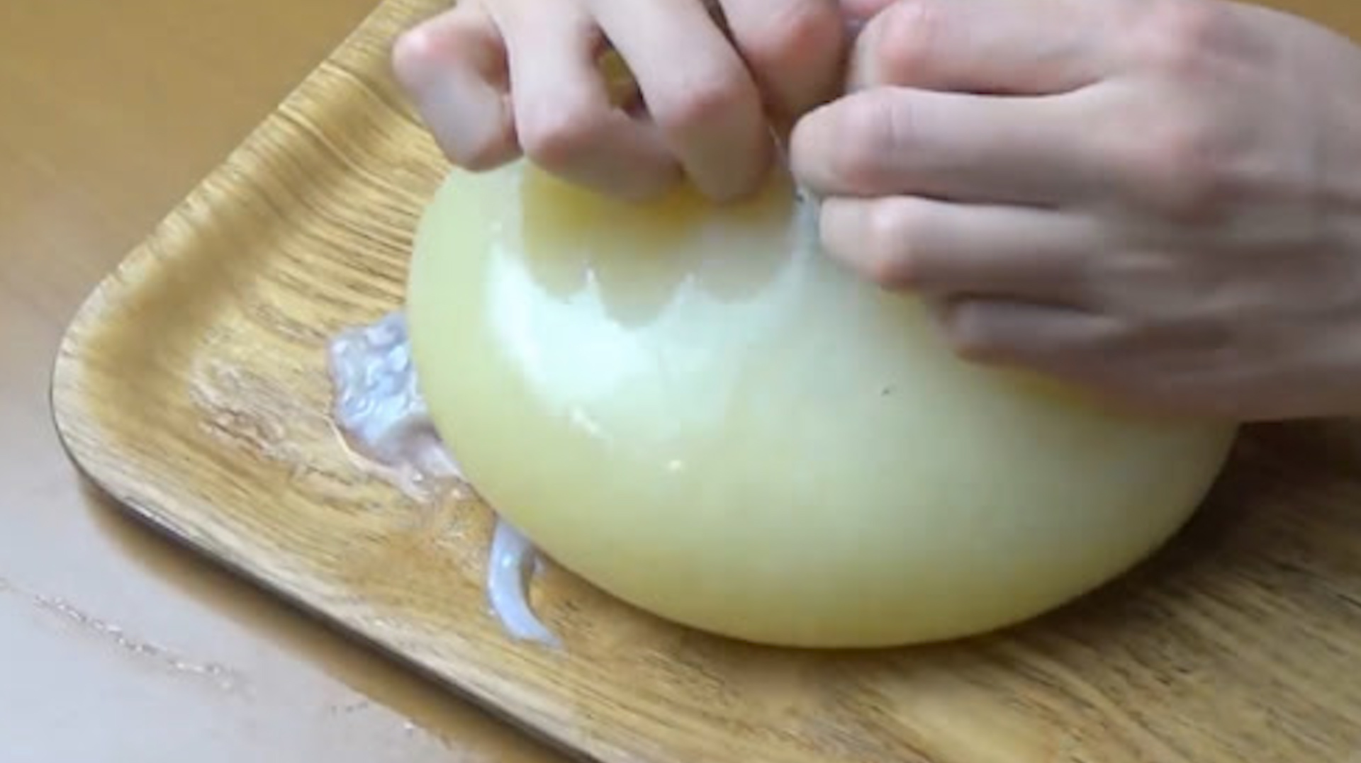 “章鱼卵”里面到底什么样?小哥撕开直接生吃,下一秒被恶心到!