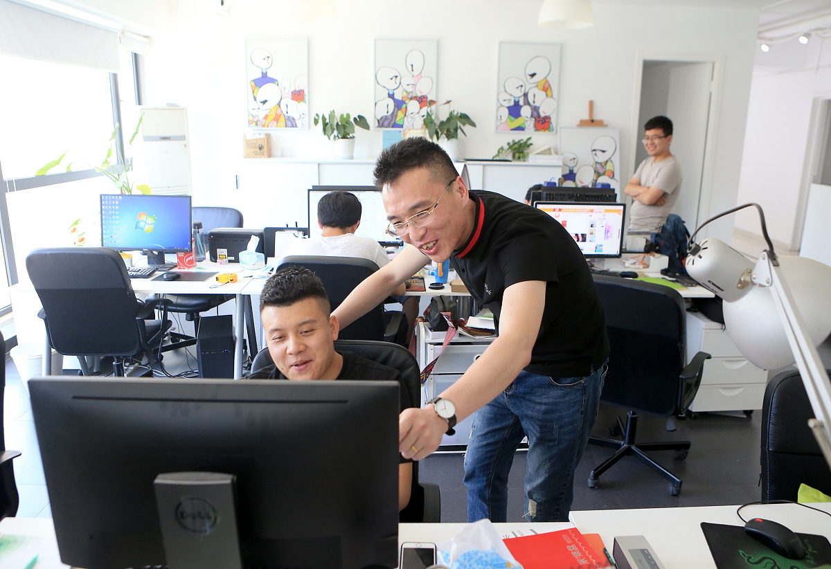 自己是陕西晟伟工贸有限公司办公室职员岗位的实习生主要实习内容是协助总经理制订公司发展战略计划做好公司总经理办公会议及其它会议的组织、记录并负责起草、分发决议等文件工作。论述办公室职员岗位的实习目的。